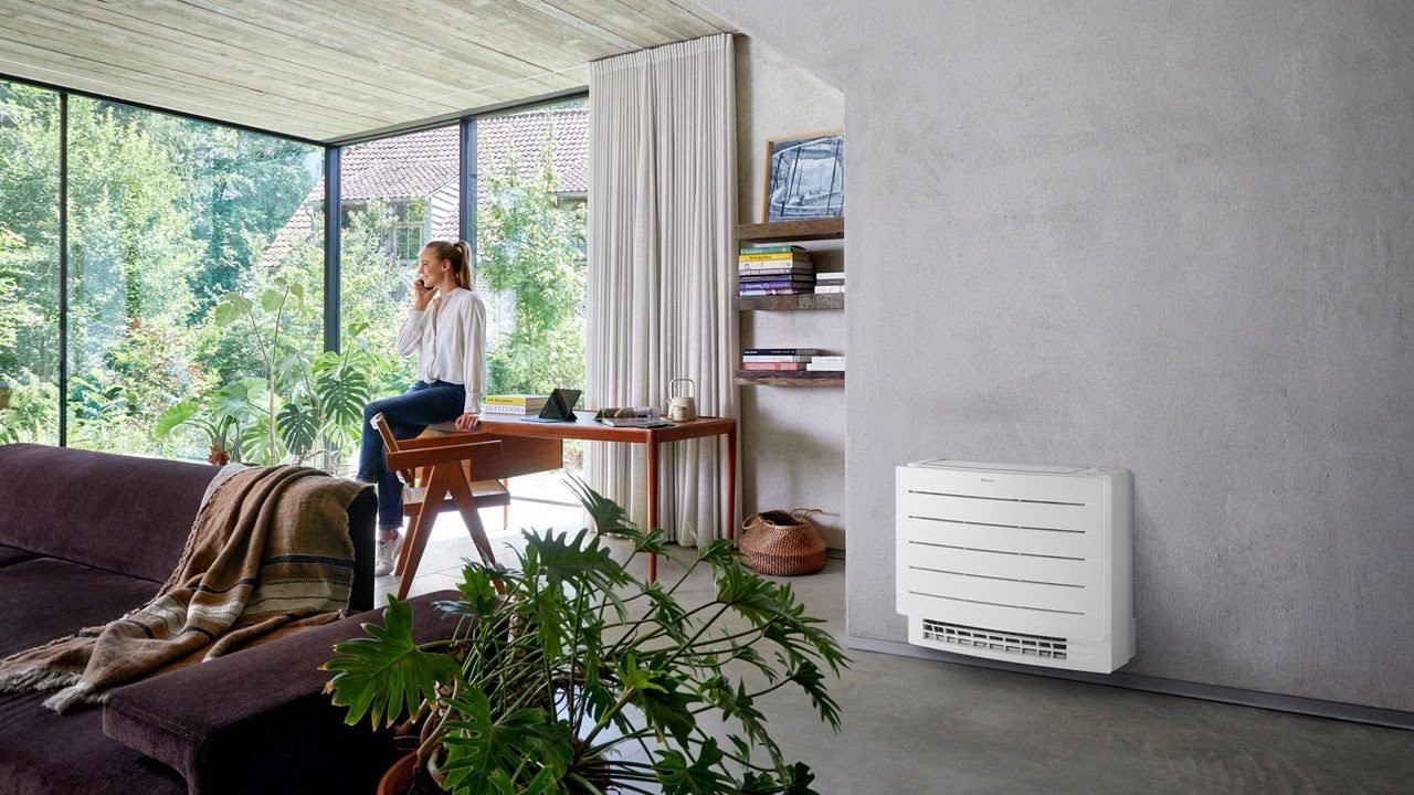 Console Daikin Perfera posée au sol dans un salon